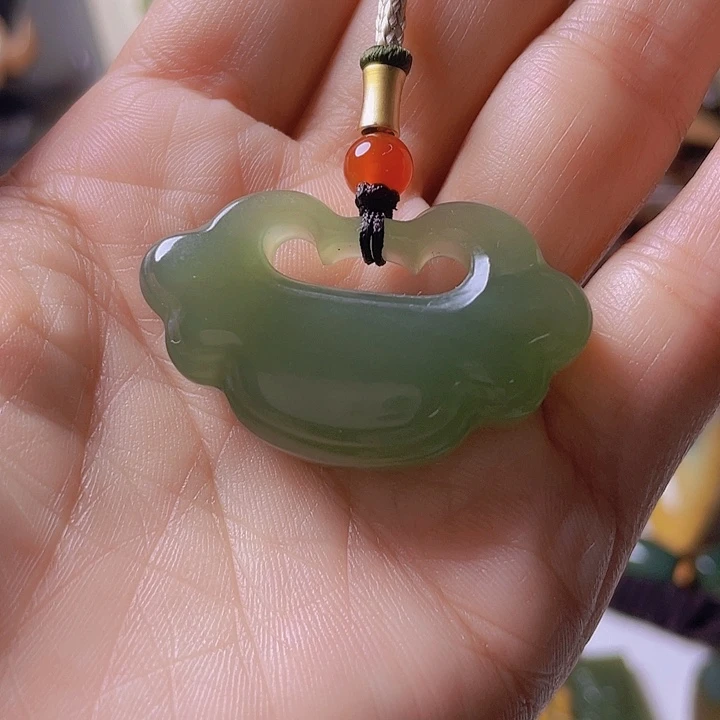 未镶嵌岫岩河磨玉（透闪石质玉）把件