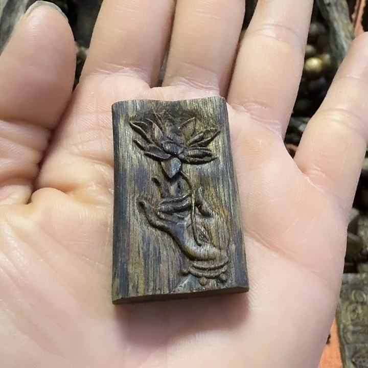 沉香吊坠王****流手持莲花吊坠