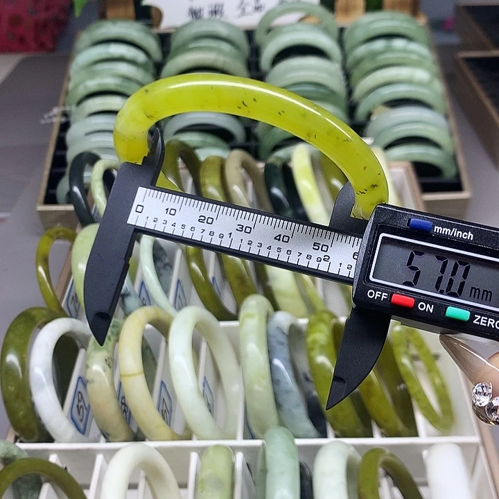 未镶嵌蛇纹石玉手镯48