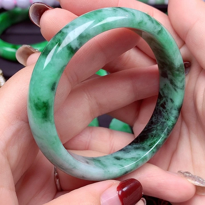 翡翠手镯未镶嵌翡翠