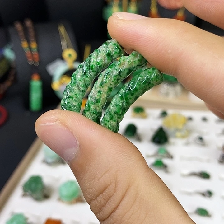 翡翠未镶嵌颈饰吊坠