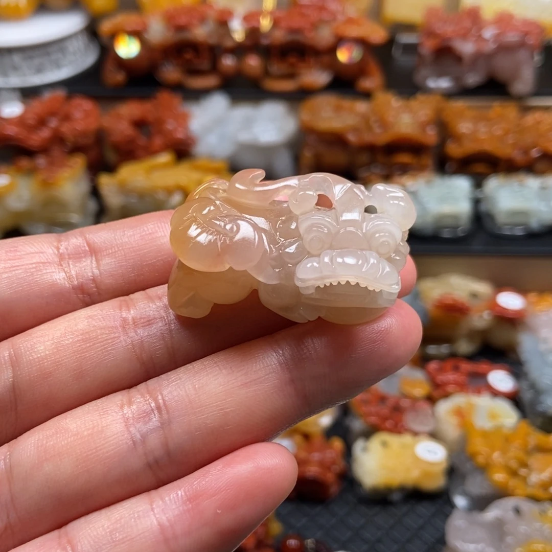 石英质玉（黄龙玉）挂件未镶嵌栗**?
