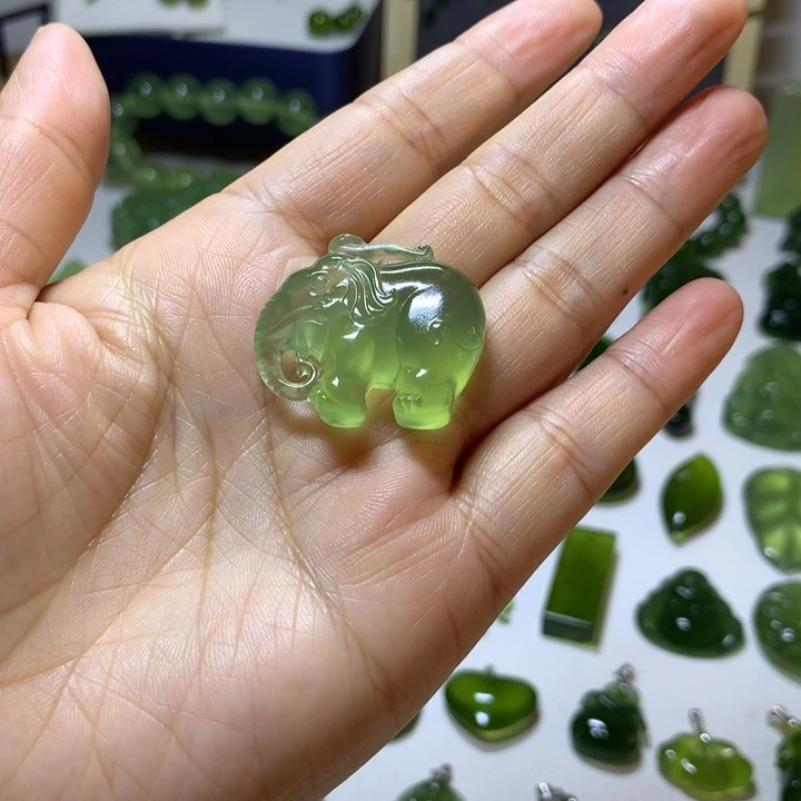 岫玉未镶嵌颈饰吊坠