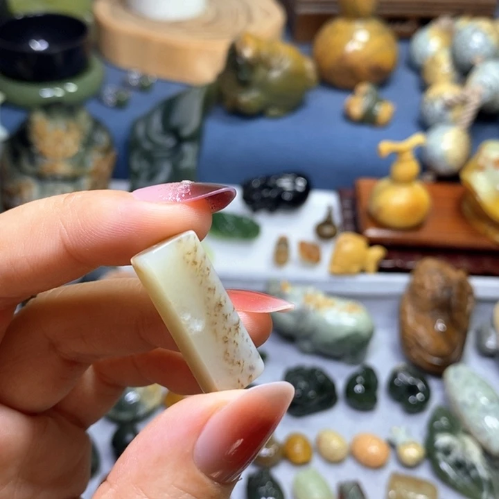 未镶嵌透闪石质玉挂件