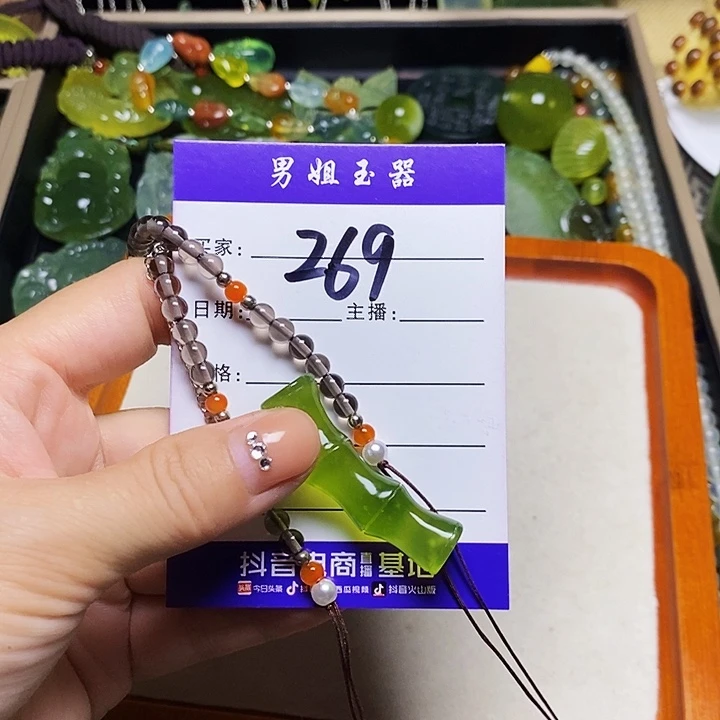 盛***年未镶嵌蛇纹石玉颈饰