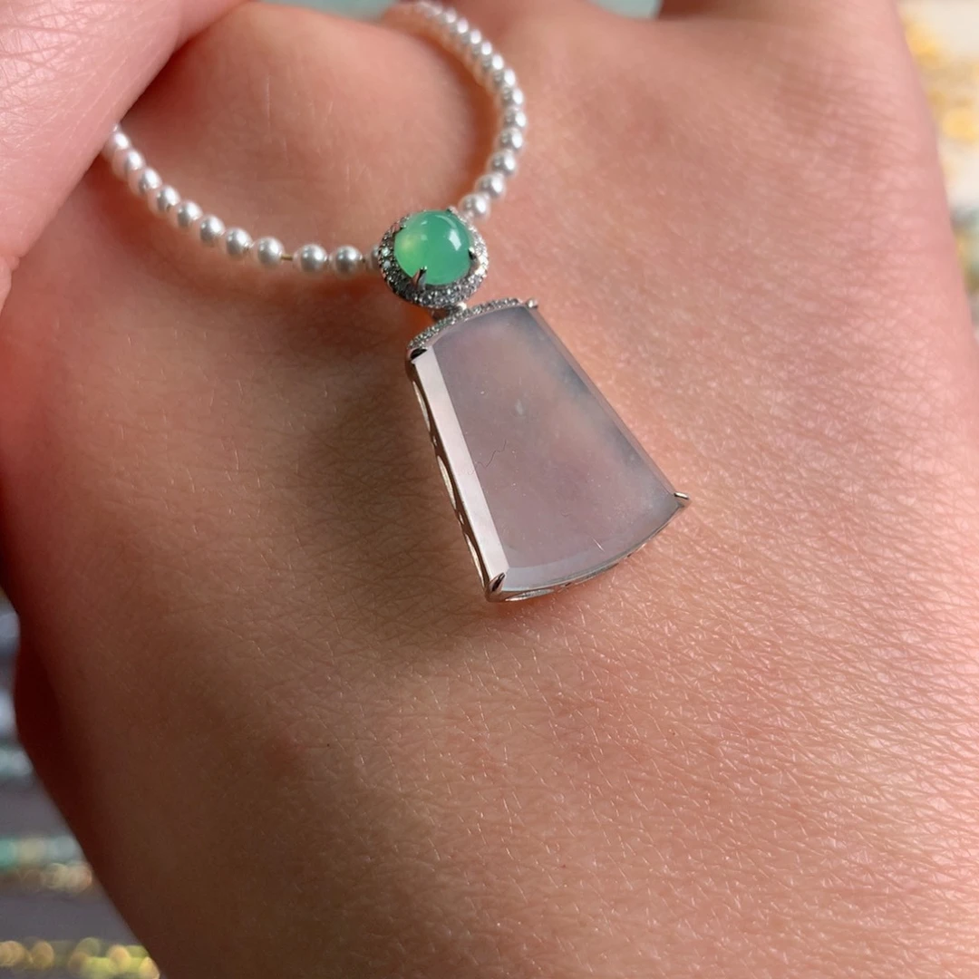 颈饰18K金镶嵌翡翠吊坠