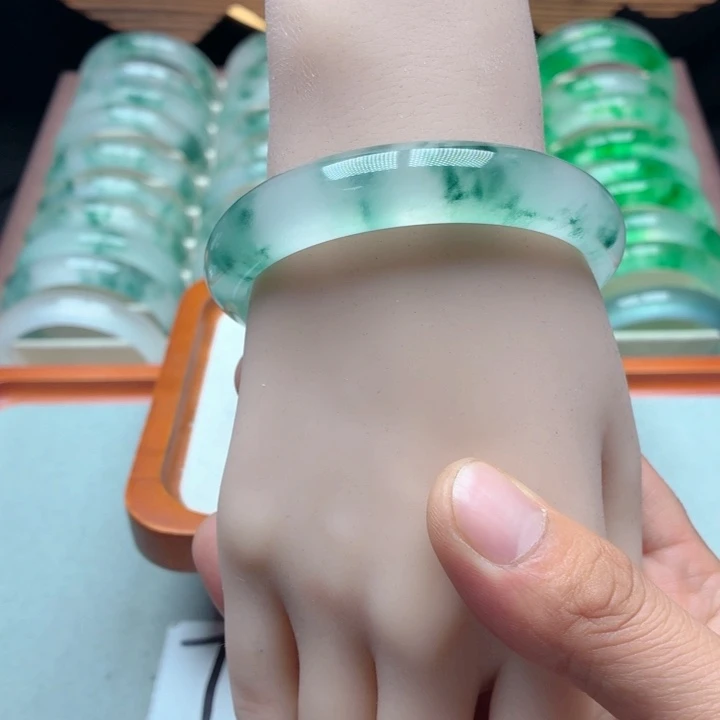 清***霞石英质玉未镶嵌手镯