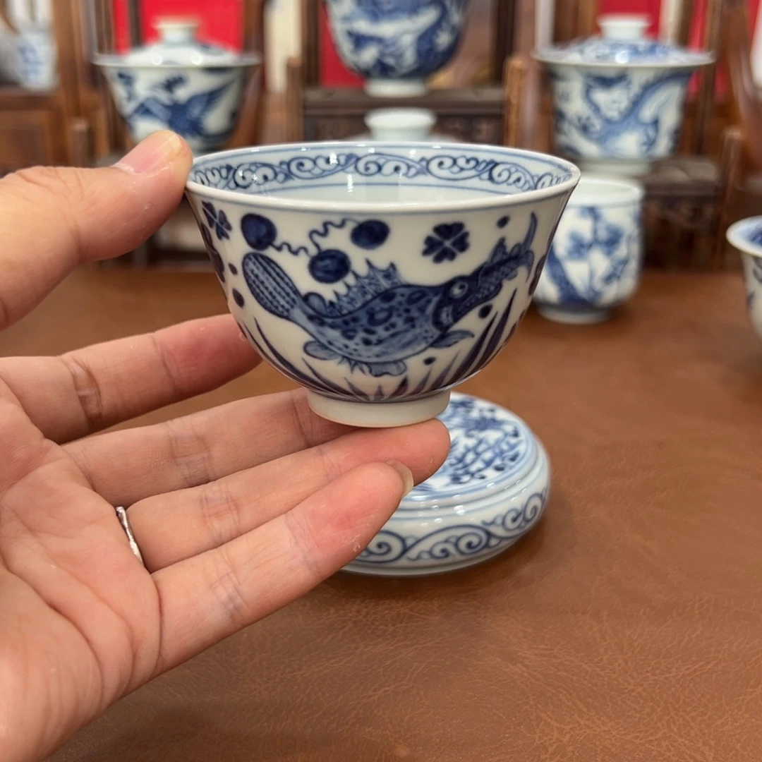 手绘青花大鱼吃小鱼主人杯