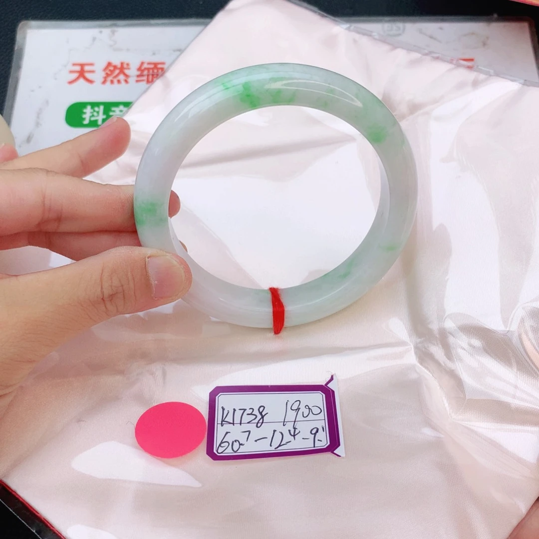 翡翠手镯未镶嵌我