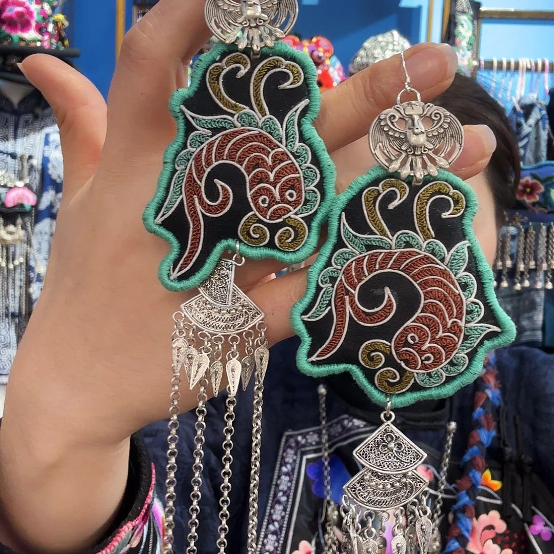 刺绣耳环。