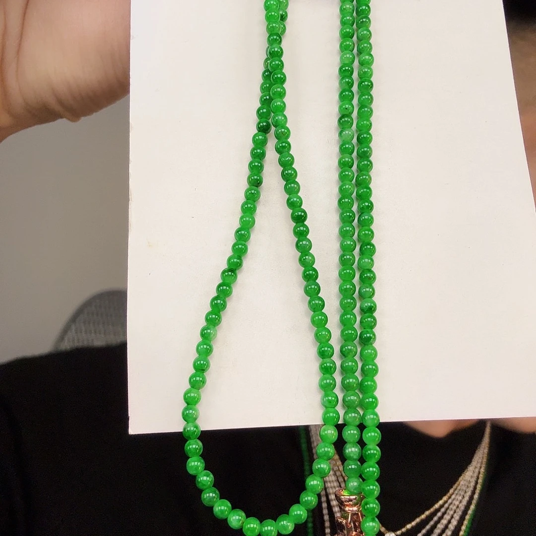 翡翠未镶嵌颈饰一件