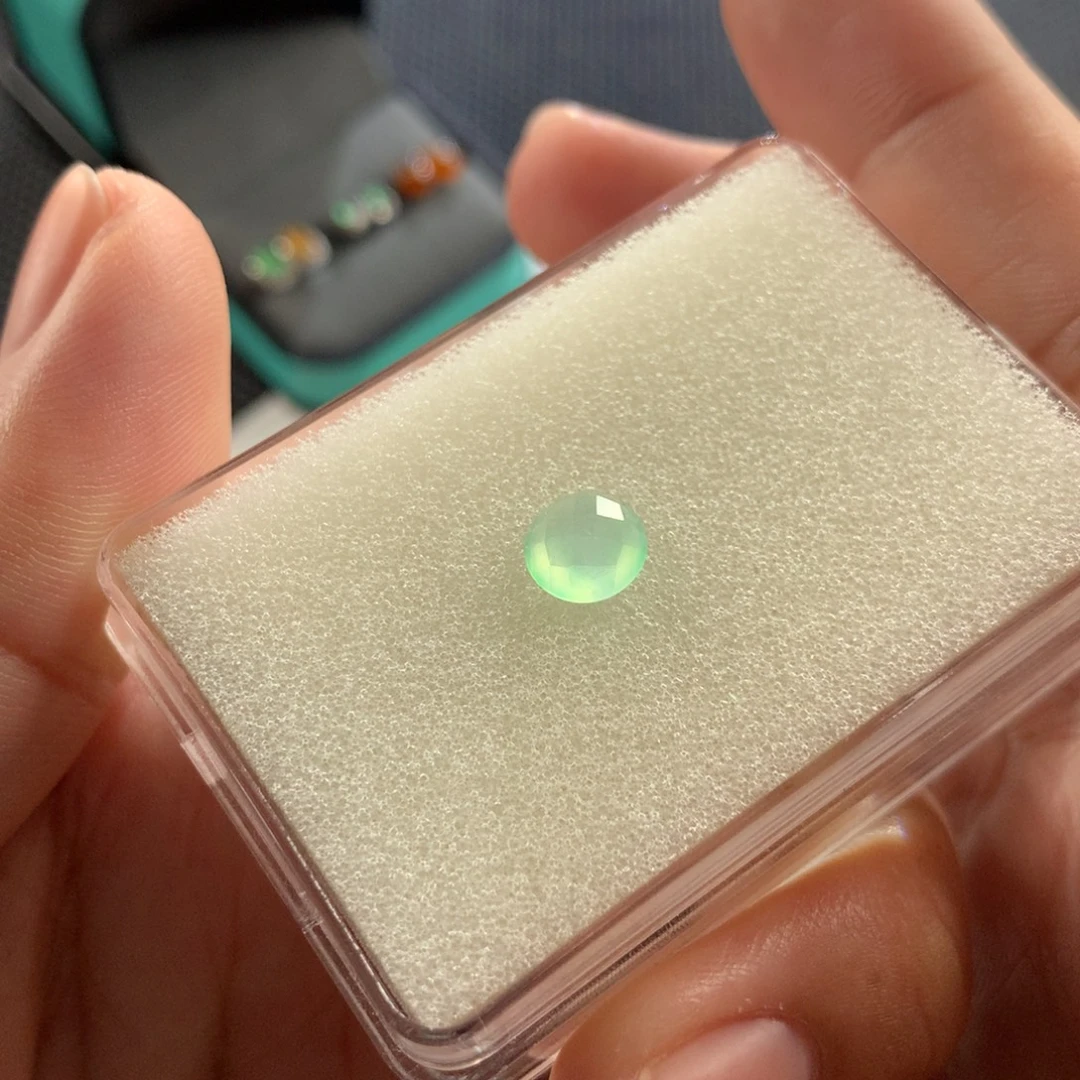 颈饰未镶嵌翡翠蛋面