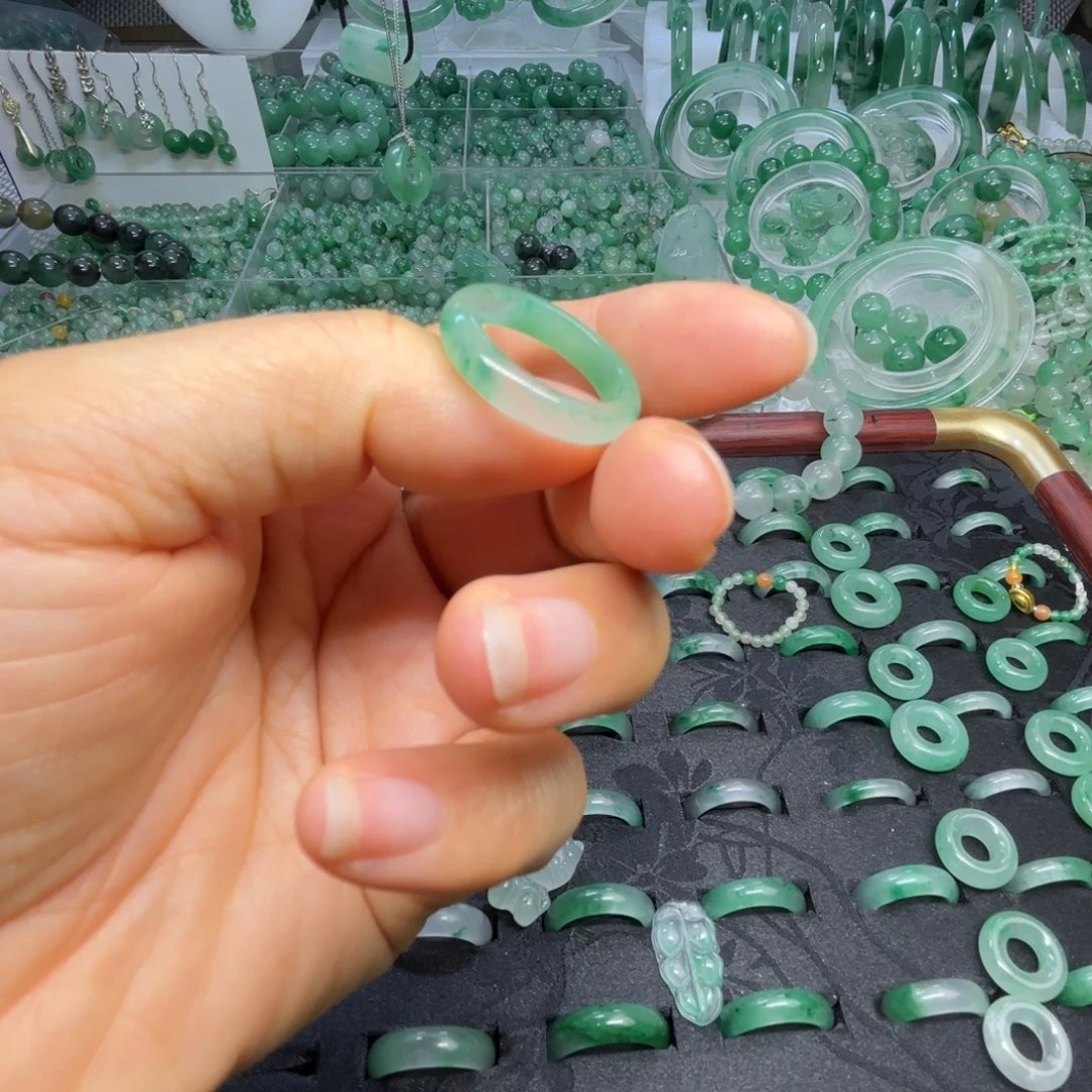 石英质玉（非洲翠）未镶嵌散珠戒指