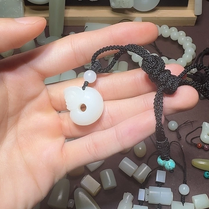 和田玉未镶嵌颈饰玉**缘