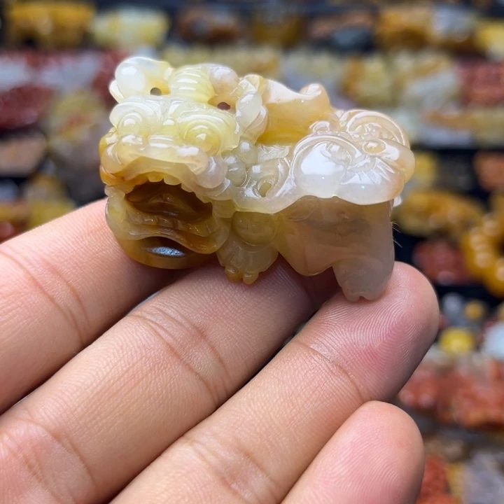 未镶嵌石英质玉（黄龙玉）颈饰