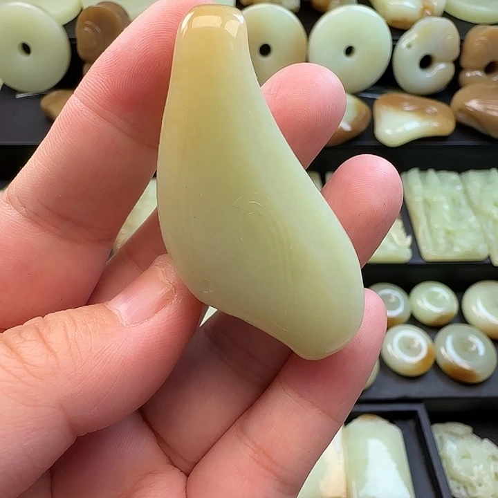 仄***昃和田玉未镶嵌颈饰