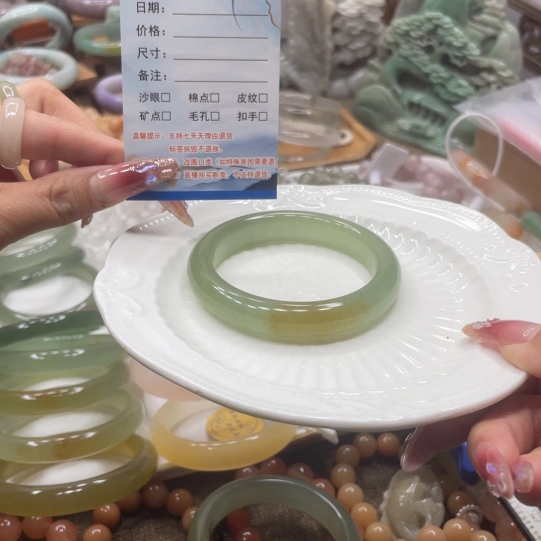三***呆石英岩玉未镶嵌手镯