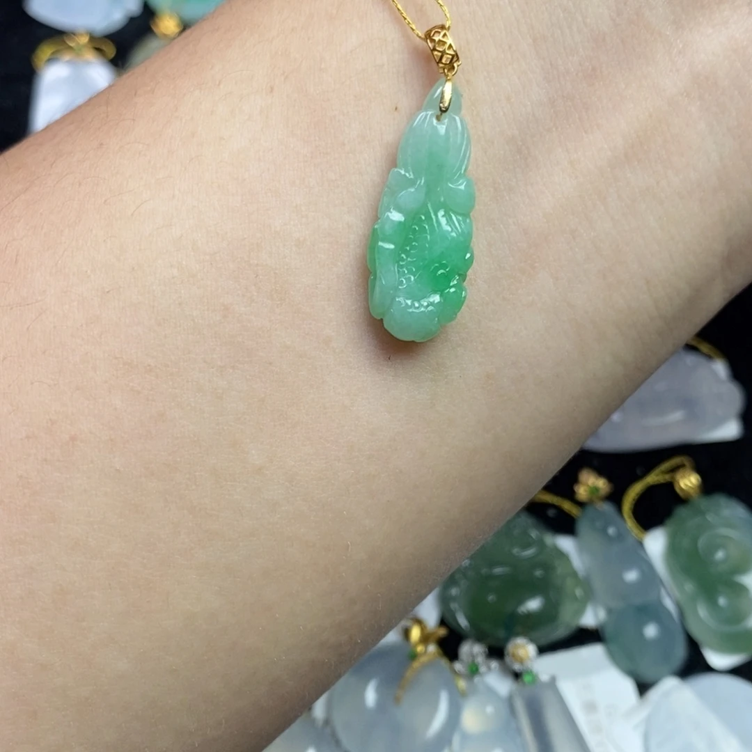 翡翠18K金镶嵌颈饰白菜