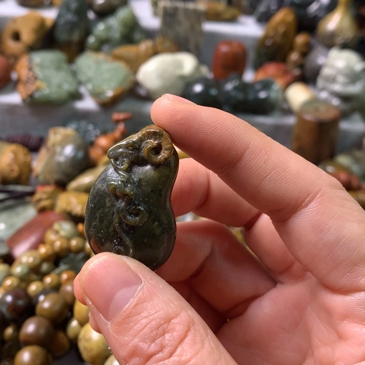 未镶嵌岫岩河磨玉（透闪石质玉）把件