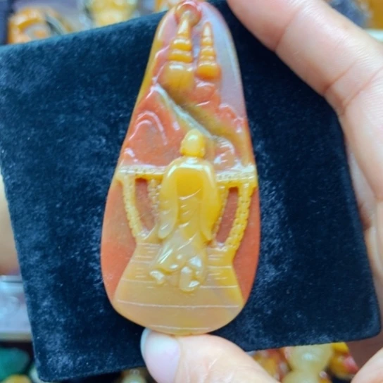 石英质玉（黄龙玉）未镶嵌颈饰