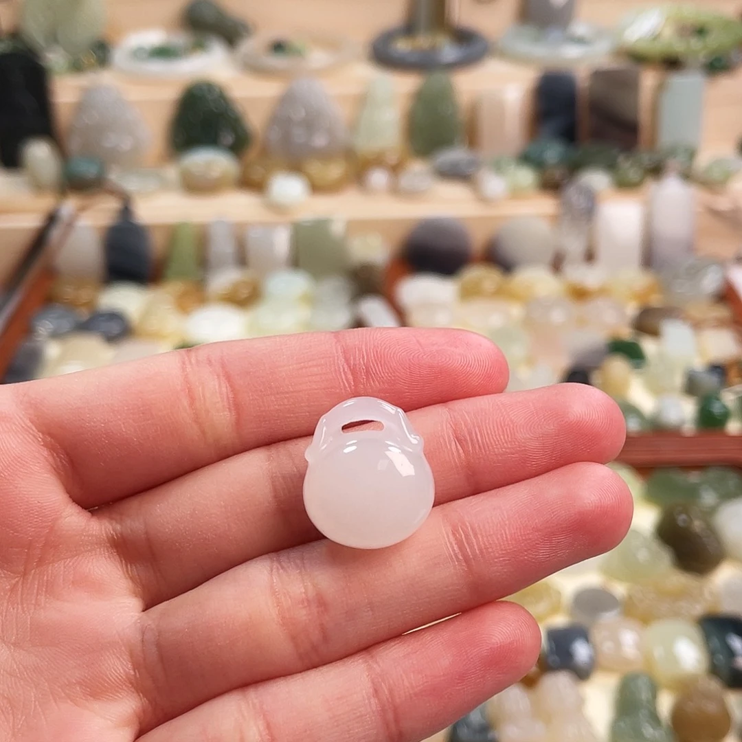 和田玉未镶嵌吊坠(赠链)