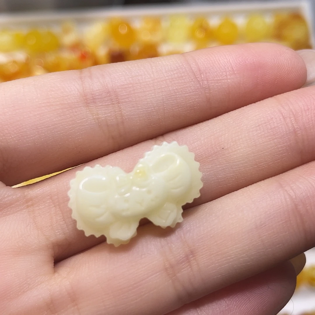 谭***吃琥珀未镶嵌裸石小兔子蝴蝶结