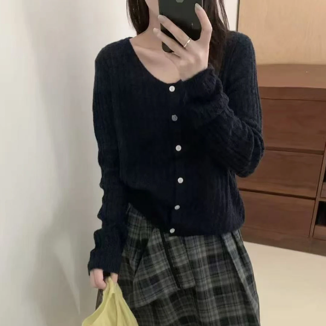〔精致蝴蝶扣～丝驼绒〕〔不可机洗〕韩版时尚V领长袖坑条开衫