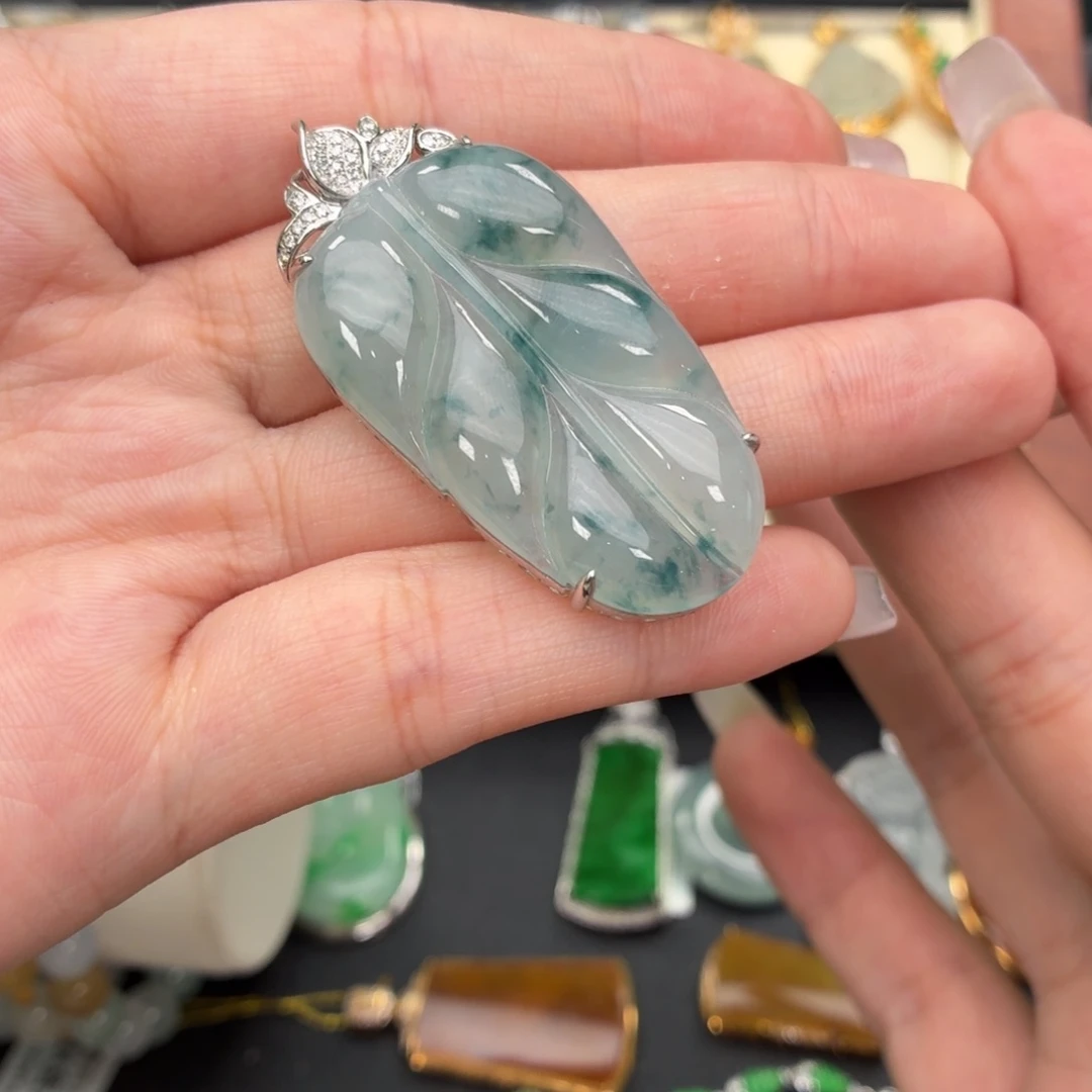 颈饰18K金镶嵌翡翠