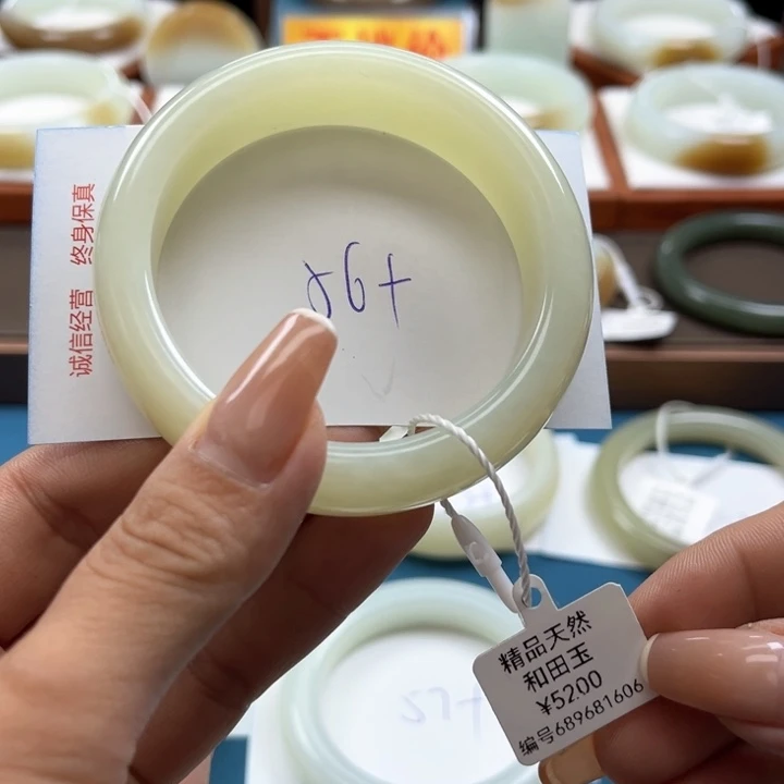 和田玉手镯未镶嵌