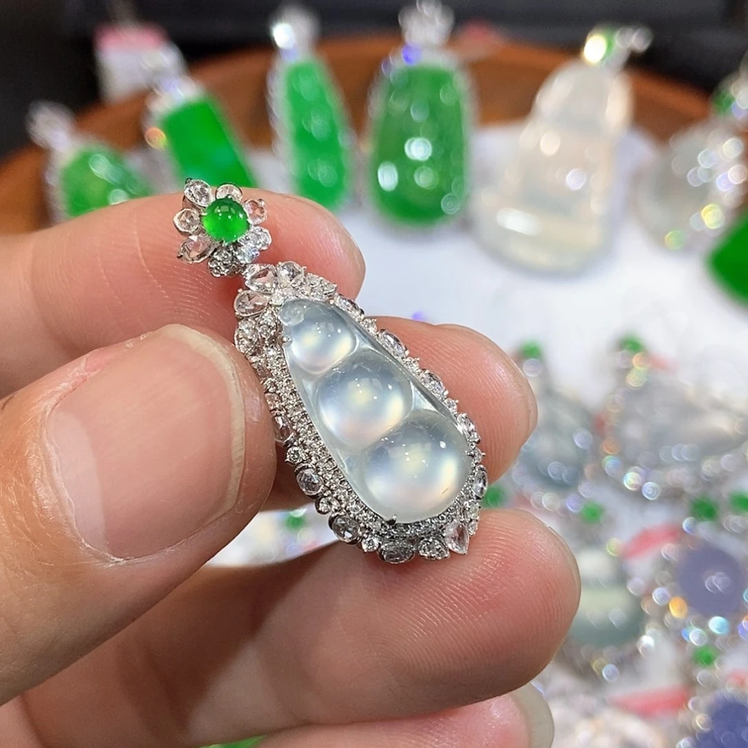 颈饰18K金镶嵌翡翠