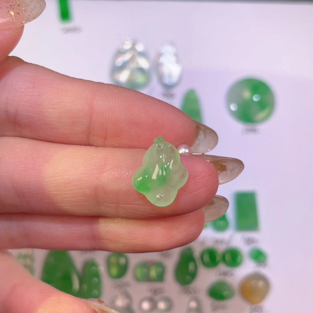 翡翠未镶嵌颈饰裸石