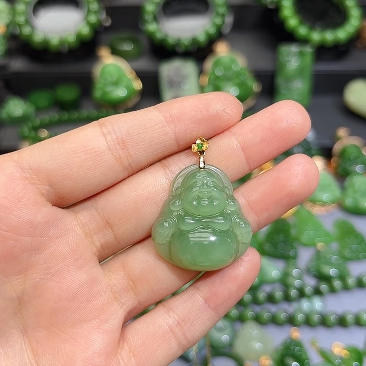 颈饰18K金镶嵌和田玉（碧玉）