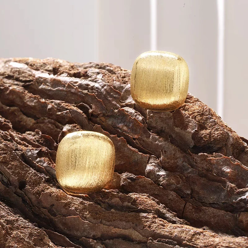 18K金拉丝方糖耳钉磨砂哑光耳饰百搭时尚简约