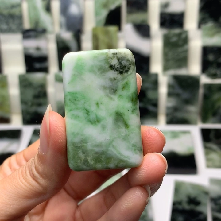 独山玉颈饰未镶嵌