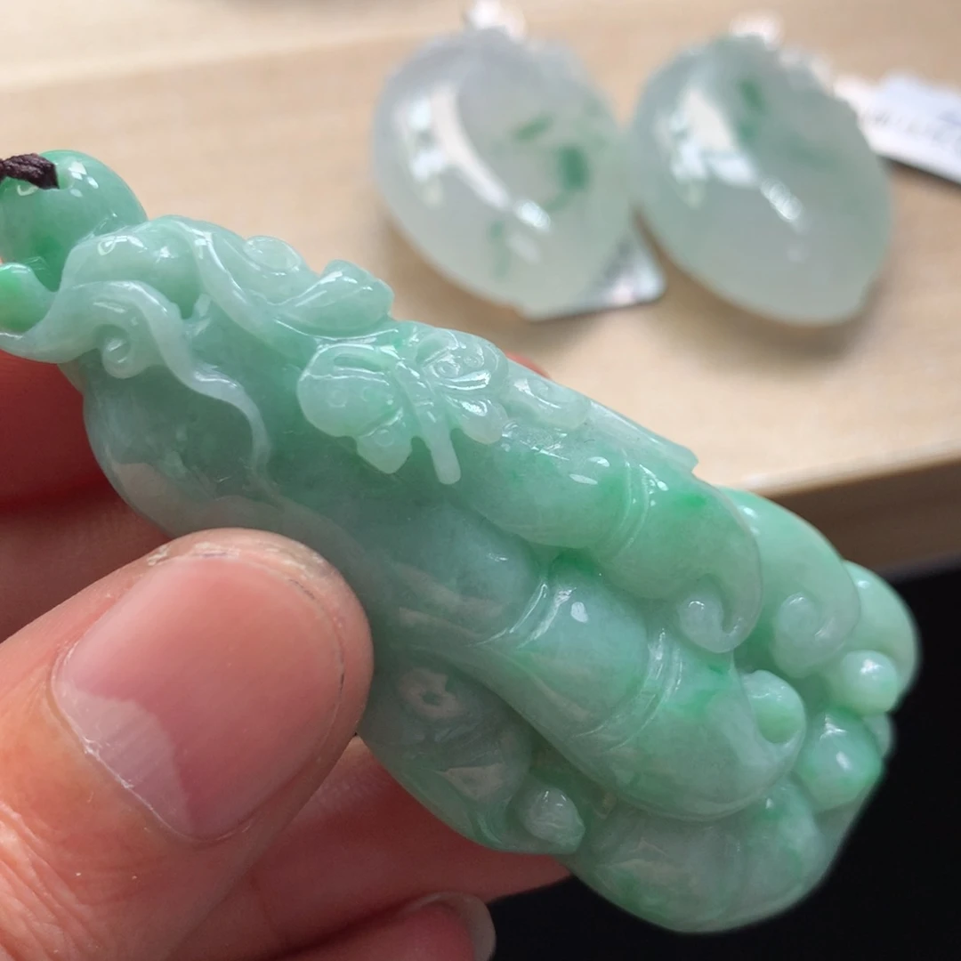 翡翠未镶嵌颈饰吊坠