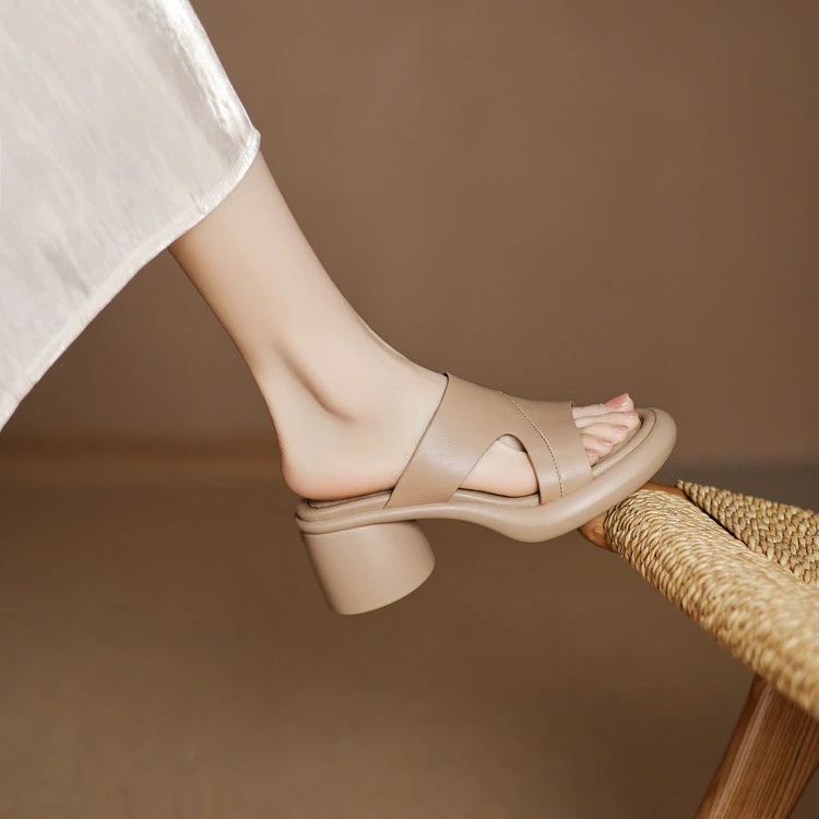真皮厚底粗跟露趾凉拖女2025夏季新款软皮休闲度假高跟一字拖凉鞋