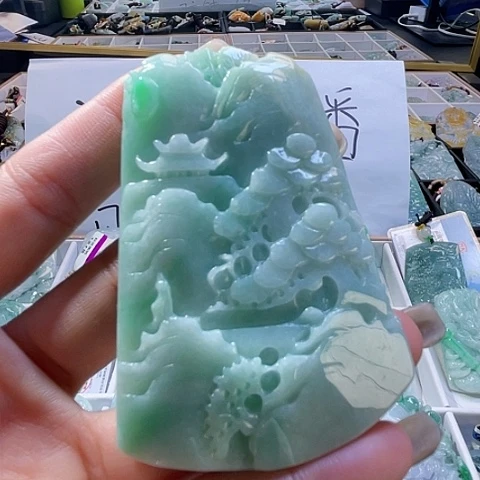翡翠未镶嵌颈饰一个