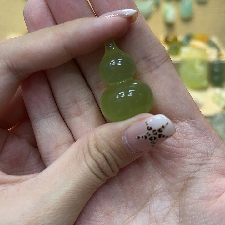 晴***晴蛇纹石玉未镶嵌颈饰