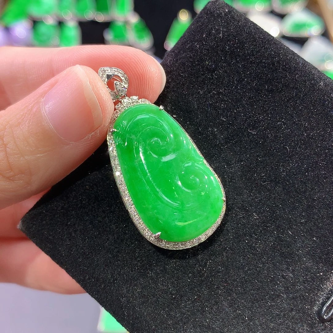 翡翠18K金镶嵌颈饰