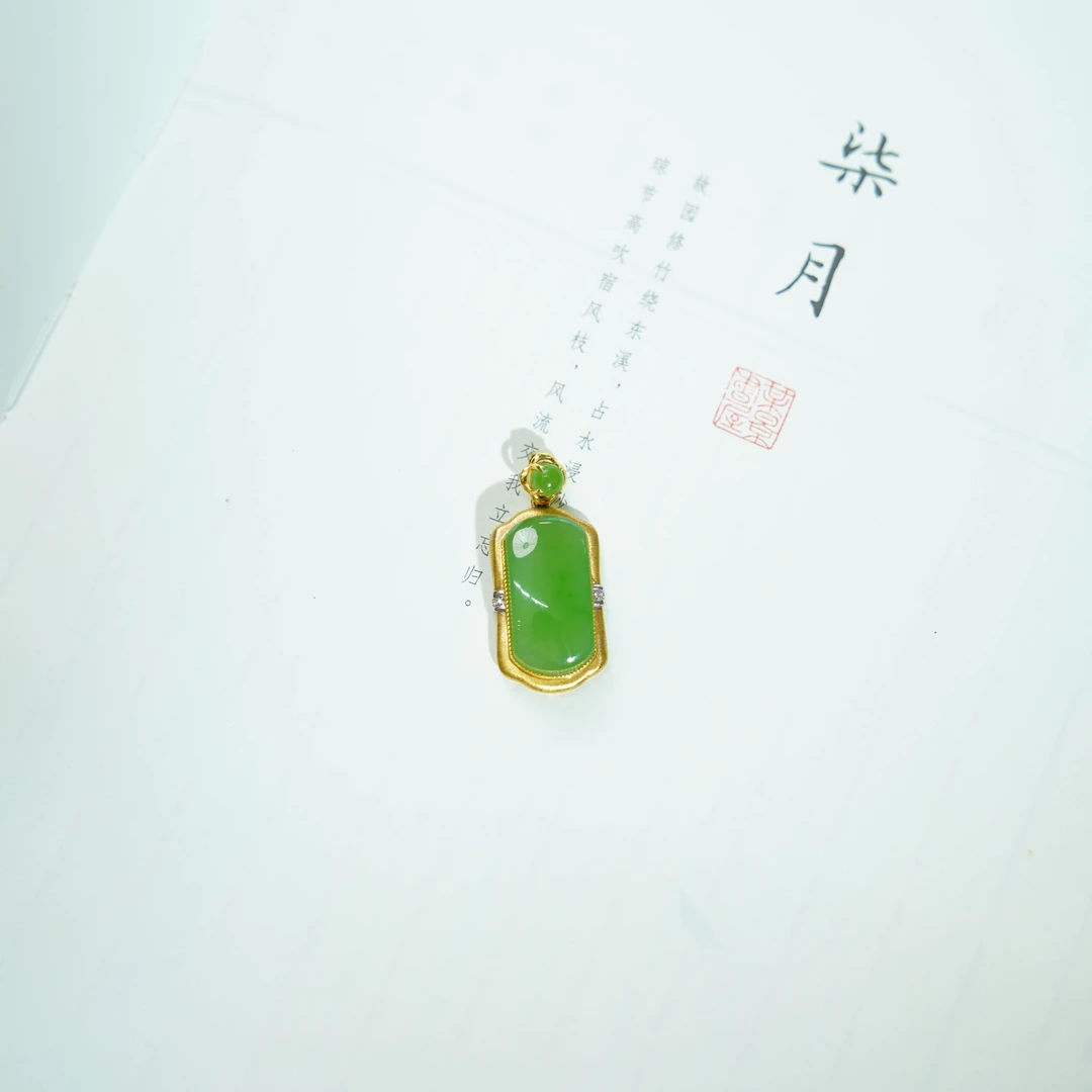 18K天然和田玉俄罗斯碧玉乌兰乌德苹果绿无事牌吊坠高级感满满