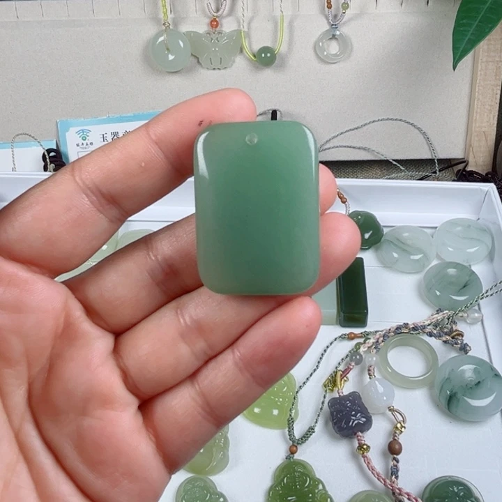 颈饰未镶嵌石英质玉