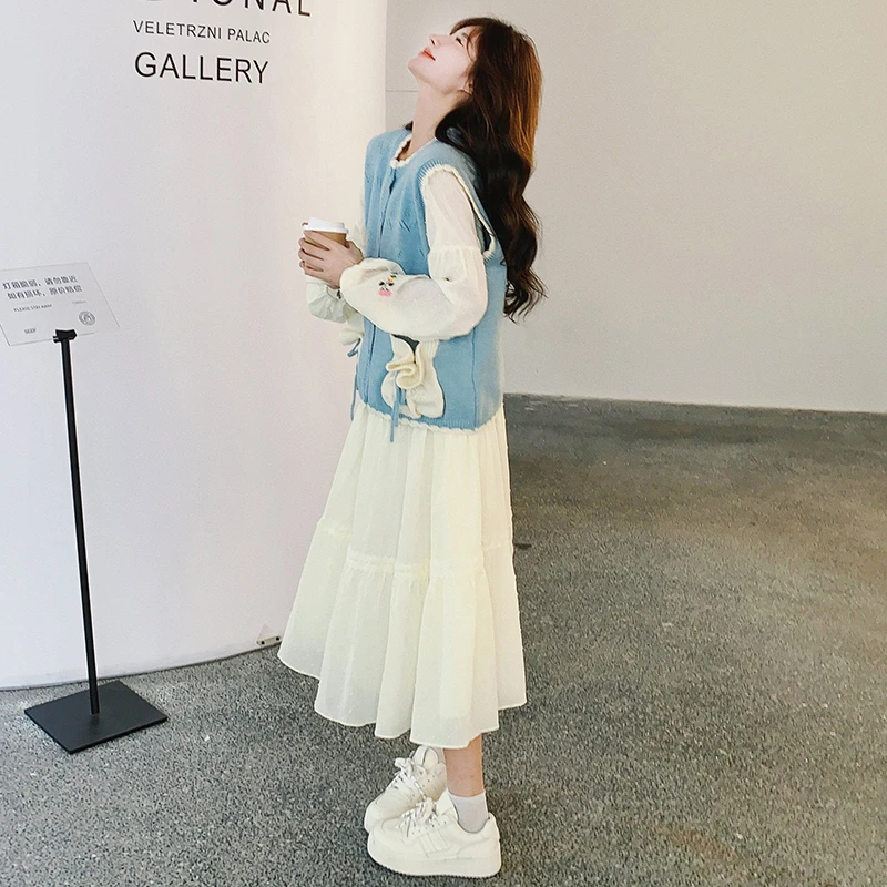 米白色刺绣连衣裙套装女春2025新款温柔减龄蓝色针织马甲两件套