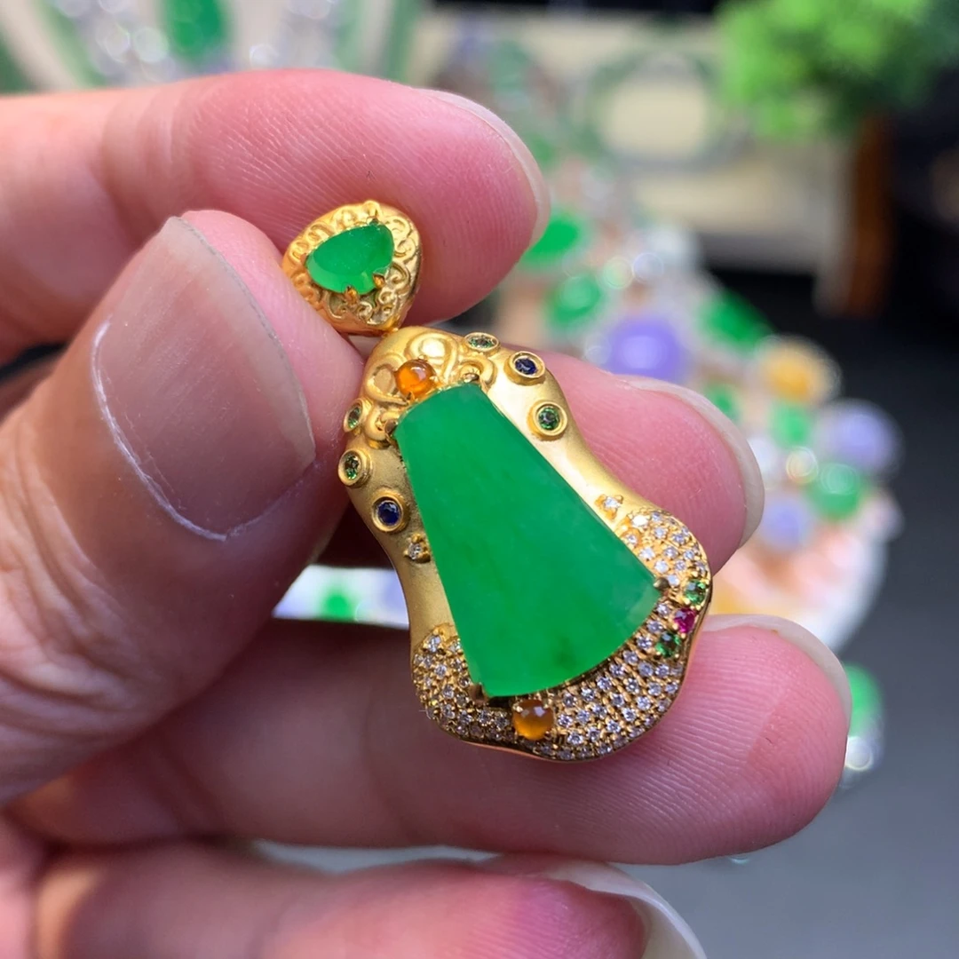 颈饰18K金镶嵌翡翠