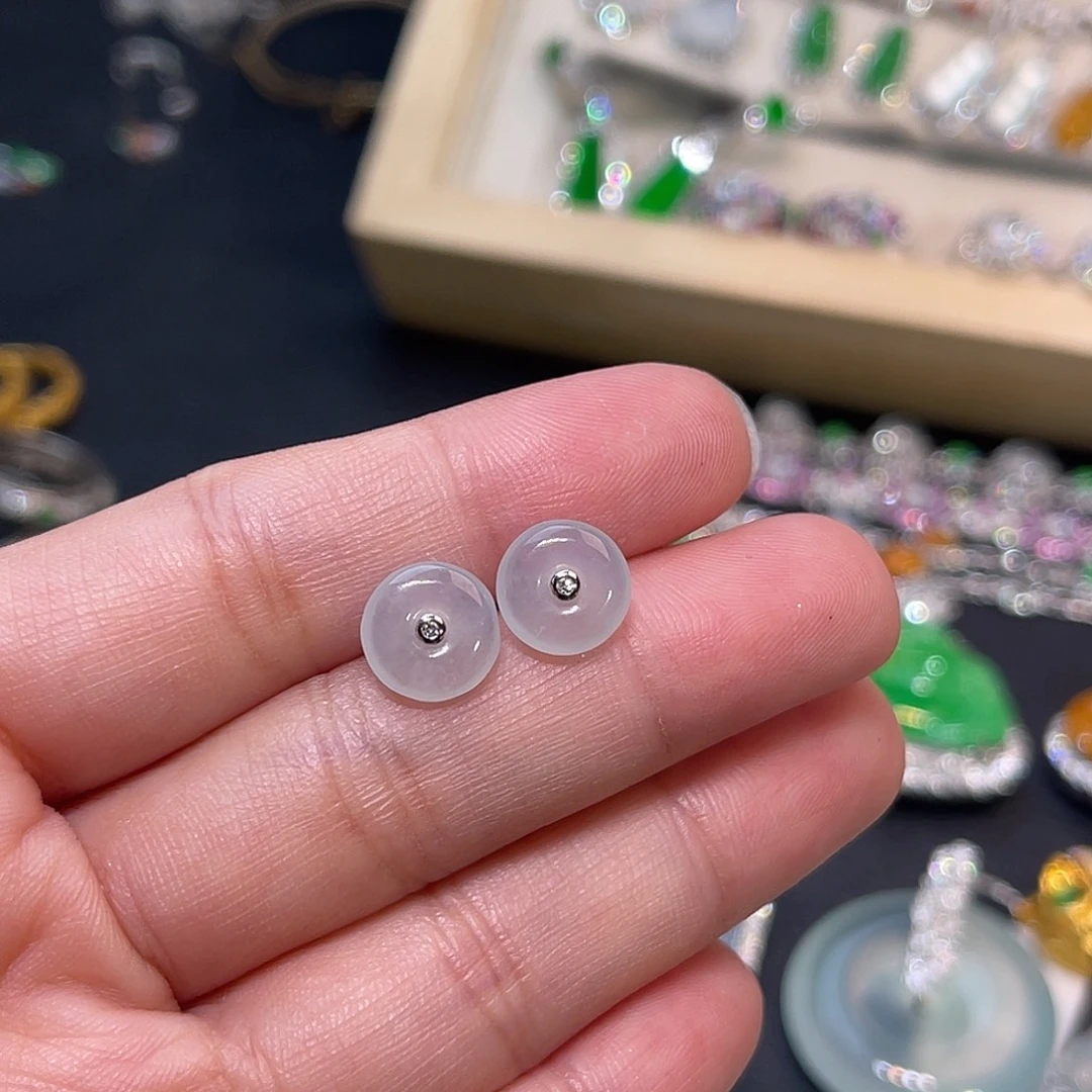 18K金镶嵌翡翠耳饰平安扣