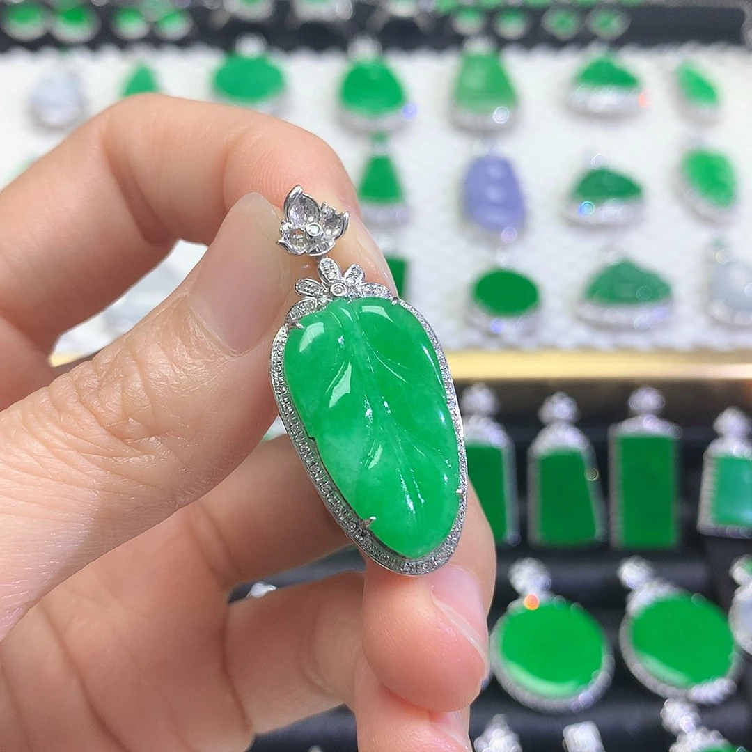 颈饰18K金镶嵌翡翠吊坠