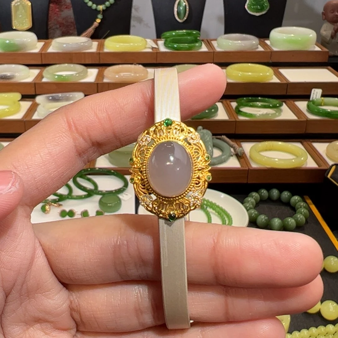 和田玉手牌18K金镶嵌冰荧光粉紫