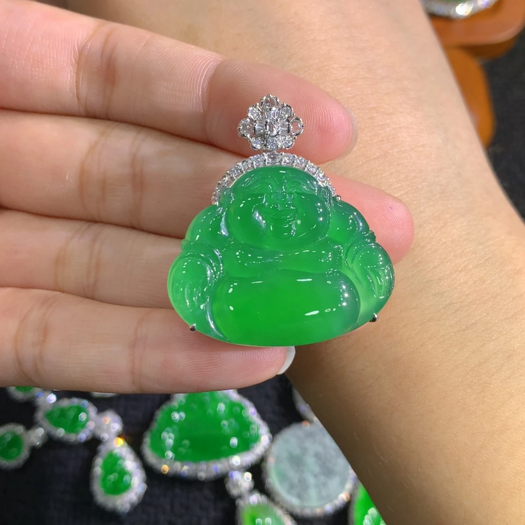 用***3翡翠18K金镶嵌颈饰