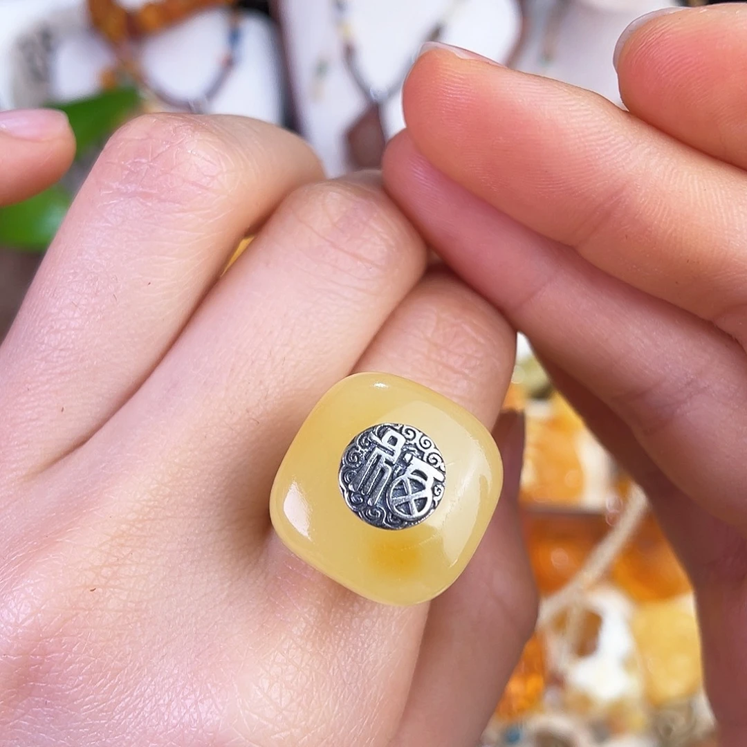 未镶嵌琥珀珠宝奇石。