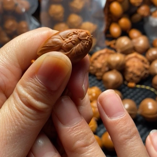 橄榄核吊坠生命源美女