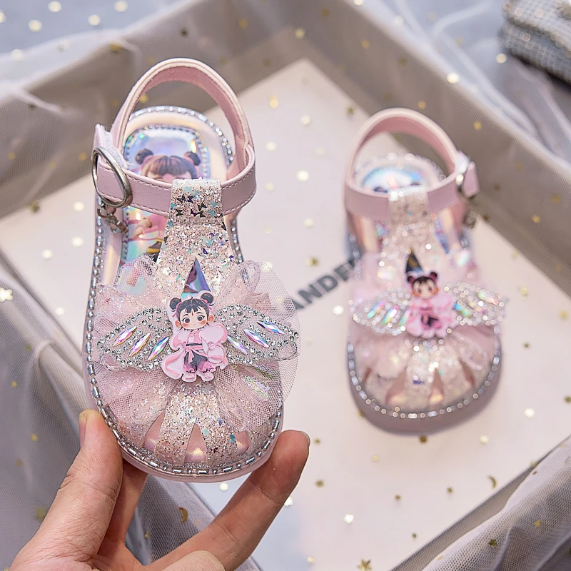 亮灯女童凉鞋2025夏季新款软底时尚儿童水晶发光鞋包头凉鞋沙滩鞋